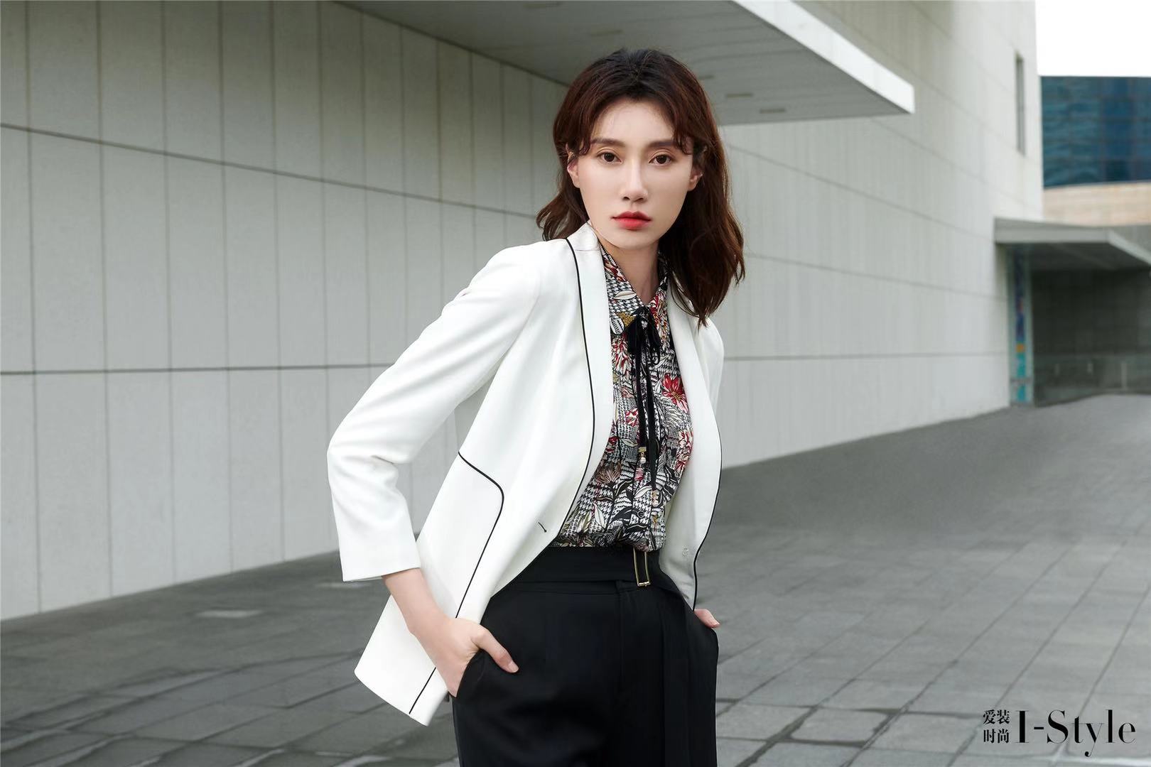 李斯羽演绎office lady.jpg 李斯羽演绎office lady.jpg