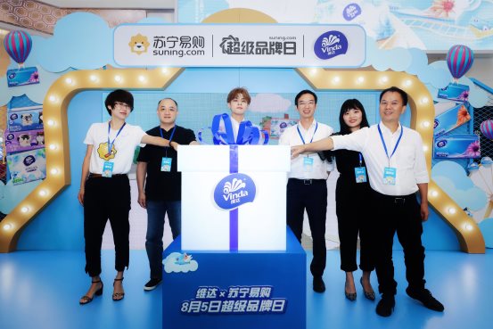 图片包含 室内, 人员, 墙壁, 地板
描述已自动生成