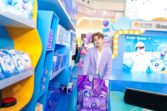 图片包含 室内, 人员
描述已自动生成