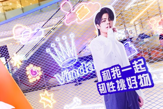 图片包含 人员, 户外, 餐桌
描述已自动生成