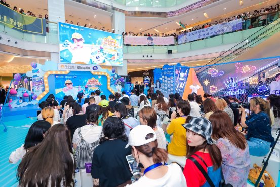 图片包含 人员, 人物, 建筑物, 人群
描述已自动生成