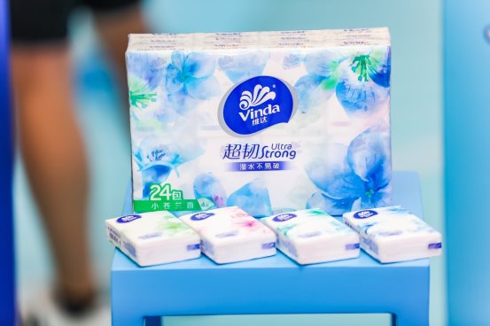 图片包含 室内, 餐桌, 就坐, 人员
描述已自动生成