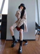 杨幂比剪刀手拍照 大长腿吸引眼球(图)